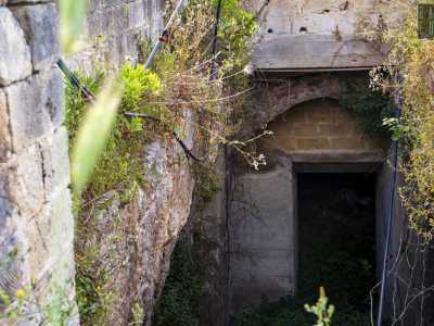 Una ventina di anni fa alcuni privati ne avevano progettato una rifunzionalizzazione come locale notturno sotterraneo, snaturando interamente la sacralit� del luogo. Lo stesso ingresso risulta infatti trasformato da lavori edilizi e ormai non � quasi pi� raggiungibile a causa della vegetazione incolta che ne blocca la discesa
